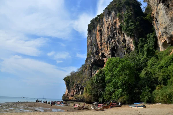 2011 Krabi 해변에 Andaman 바다에서 마시며 일광욕을 즐기는 사람들 외국인 — 스톡 사진