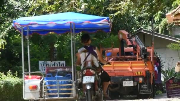 Traffic Road Thai Women Riding Motorcycle Trailer Sidecar Maintenance Truck — Αρχείο Βίντεο