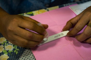 Tayland 'da Bangbuathong şehrinde Coronavirus covid-19 salgını yaşanırken hızlı antijen test kitlerini test ederek sağlıklı olup olmadıklarını kontrol eder ve test ederler.