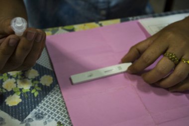 Tayland 'da Bangbuathong şehrinde Coronavirus covid-19 salgını yaşanırken hızlı antijen test kitlerini test ederek sağlıklı olup olmadıklarını kontrol eder ve test ederler.