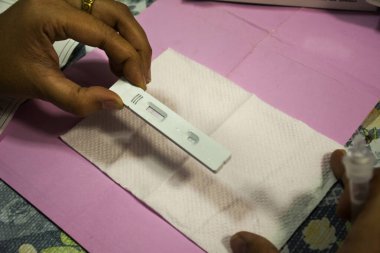 Tayland 'da Bangbuathong şehrinde Coronavirus covid-19 salgını yaşanırken hızlı antijen test kitlerini test ederek sağlıklı olup olmadıklarını kontrol eder ve test ederler.