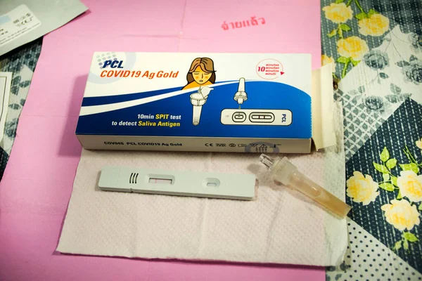 Thajské Ženy Lidé Zkontrolovat Otestovat Zdravý Testováním Rychlé Antigen Test — Stock fotografie