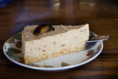 Tayland, Bangkok 'ta gezginler için Tayland kahvesi yiyen Taylandlı müşteriler için Tayland kahvesi ve kahve dükkanında klasik antika seramik tabak üzerinde ev yapımı Tayland usulü kestane kremalı kek.