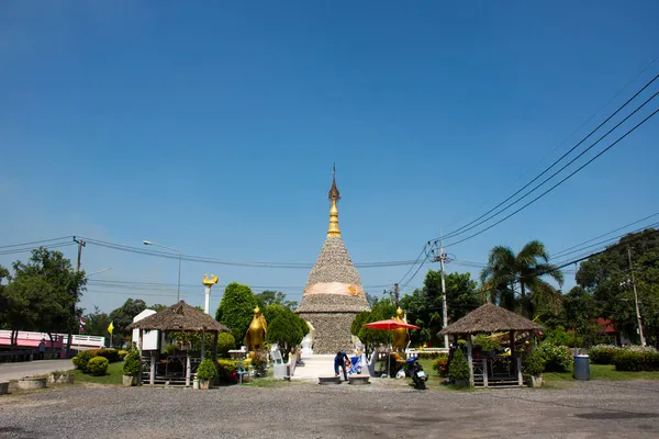 タイの人々と外国人旅行者のための何百万年もの寺院のためのワット チェディ ホイまたはストゥーパ巨大な化石化した牡蠣の殻タイのパトゥムタニで2021年10月26日のLad Lum Kaewでの訪問 — ストック写真