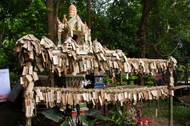 Phra Phum Tapınağı Tayland 'a seyahat eden insanlar için 1 Kasım 2021' de Tayland, Ratchaburi 'de Baan Huay Nam Sai' nin kutsaması için dua eden tanrısal meleği ziyaret edin ve bambu tabağa yazın.