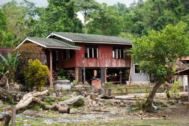 Suan Phueng Bölgesi 'nin Baan Huay Nam Sai kırsalının manzarasına bakın. Tayland' ın Ratchaburi kentindeki köy vadisi tepesinde klasik antika, antika, eski, ahşap ev ve bahçe verandası tarzında.