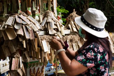 Phra Phum Tapınağı Tayland 'a seyahat eden insanlar için 1 Kasım 2021' de Tayland, Ratchaburi 'de Baan Huay Nam Sai' nin kutsaması için dua eden tanrısal meleği ziyaret edin ve bambu tabağa yazın.