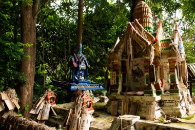 Phra Phum Tapınağı Tayland 'a seyahat eden insanlar için 1 Kasım 2021' de Tayland, Ratchaburi 'de Baan Huay Nam Sai' nin kutsaması için dua eden tanrısal meleği ziyaret edin ve bambu tabağa yazın.