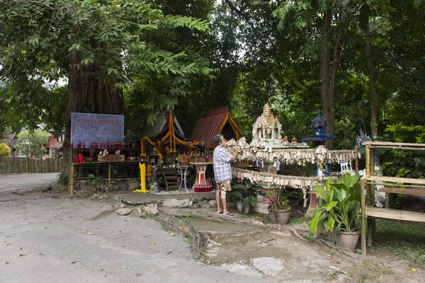 Phra Phum Shrine Thai People Travel Visit Respect Pray Deity — Foto de Stock