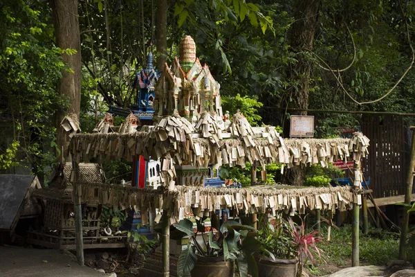 2021年11月1日 在泰国拉察布里 为泰国人旅行游览拜神天使 并在竹盘上写下祝福潘怀西的诗句 — 图库照片