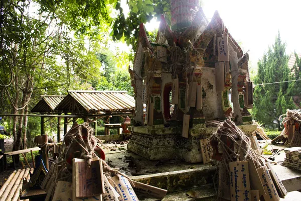 タイの人々のためのプラ フーム神社は 祈りの神の天使を尊重し タイのRatchaburiで11月の1 2021でスアンフオンでバーンフェイナムサイの祝福のために竹の板に書き込みを訪問旅行します — ストック写真