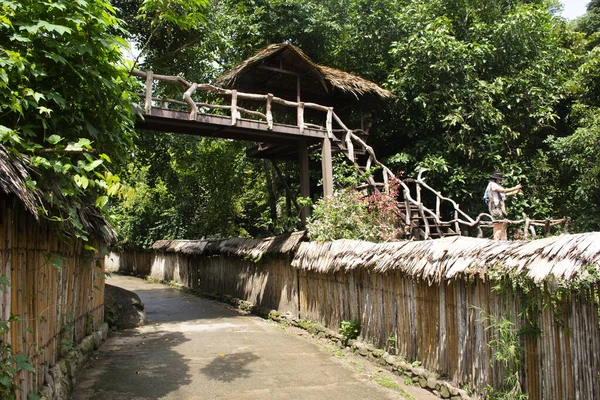 位于泰国腊察布里的绵怀南西风景名胜古迹复古木屋 并设有当地街市 供外游人士游览 — 图库照片