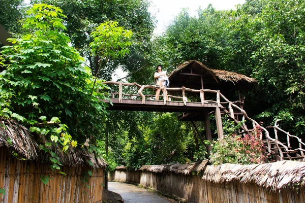 位于泰国腊察布里的绵淮南西风景名胜古迹复古木屋 游客可在当地街市游览 — 图库照片