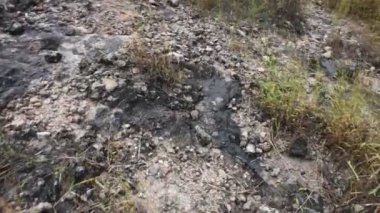 Tayland 'daki Nakhon Nayok, Tayland' daki Sarika şehrinde orman manzaralı yürüyüş yaparken, Tayland 'daki Khao Lon Dağları' ndaki manzaraya bakın.