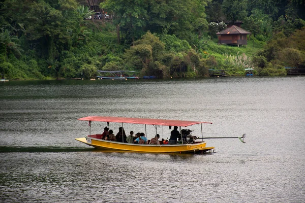 Ghid Lucru Localnici Care Navighează Barca Coadă Lungă Din Lemn — Fotografie, imagine de stoc