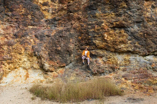 旅行者タイの女性旅行者は 休息を訪問リラックスしてハイキングトレッキングトレイルを登ると タイのナコンナオクにあるサリカ市のカオロンアドベンチャーフォレストの石の崖の岩の山で写真を撮る — ストック写真