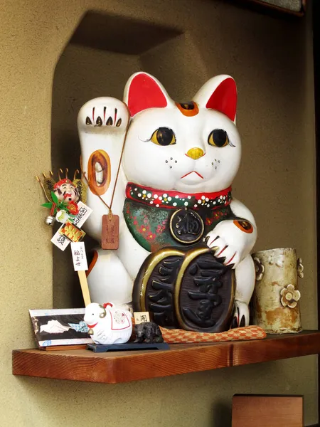 2015 일본간 지역의 시장에서 여행자들의 구매를 기념품 가게에서의 페티시 장난감 — 스톡 사진
