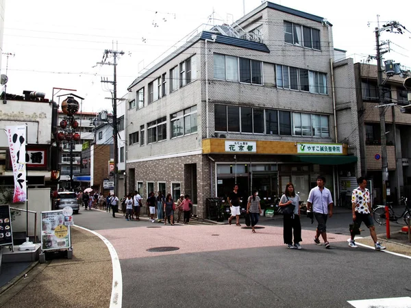 2015年7月11日在日本关西地区 日本人和外国游客在京都旧城抚顺 伊纳里火车站旅行和走在大街上乘火车 — 图库照片