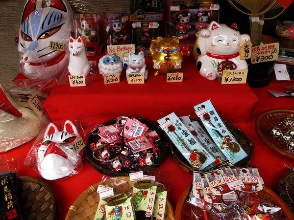 2015年7月11日 日本关西 日本当地小贩商店为日本人和外国游客提供的纪念品 玩具和玩具娃娃护身符将在东京街头市场的老城选购 — 图库照片