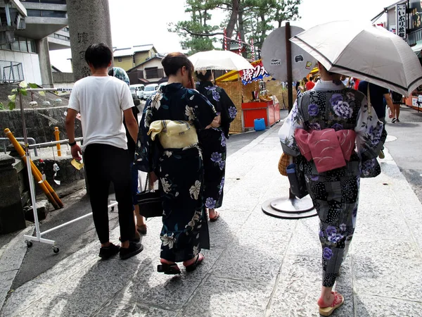 2015年7月11日 京都の伏見稲荷神社で 着物を着た日本人女性が着物を着て街歩きをします — ストック写真