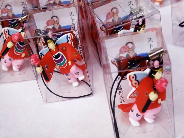 2015年7月11日 日本关西 日本当地一家小贩商店的纪念品 禁欲主义玩具和塑像牧师送给日本人和外国游客的护身符将在东京街头选购 — 图库照片