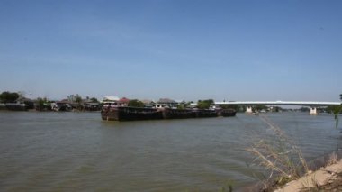 Tayland 'ın başkenti Phra Nakhon Si Ayutthaya' daki Ayutthaya 'ya giden Chao Phraya ya da Chao Phraya ya da Chaopraya nehrinden gelen mavna ve römorkör kargo taşımacılığı yapan Asyalı işçiler