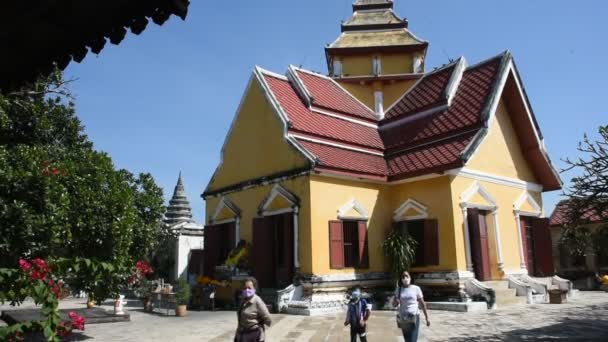 Tai Halkı Yabancı Gezginler Için Antik Wat Prasat Nakhon Luang — Stok video