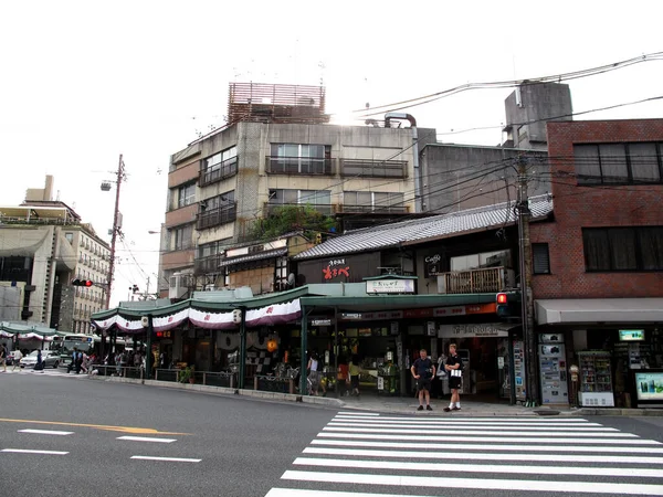 2015年7月11日 京都の八坂神社 京都市 祇園旧市街の道路照明が設置された花見小路通りのゼブラを歩く日本人と外国人旅行者 — ストック写真