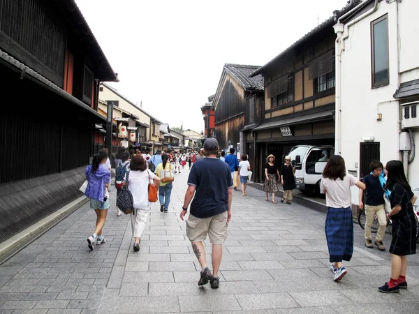Japończycy Zagraniczni Podróżnicy Spacerujący Ulicy Hanamikoji Zwiedzanie Zakupy Zabytkowym Retro — Zdjęcie stockowe