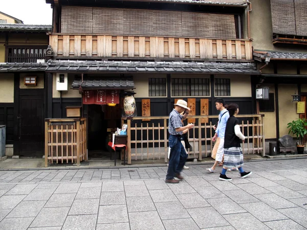 Japanners Buitenlandse Reizigers Wandelen Hanamikoji Street Reisbezoek Winkelen Antieke Vintage — Stockfoto