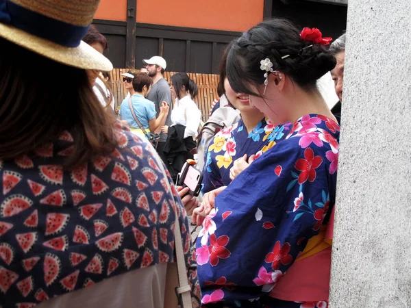 Viajantes Mulheres Japonesas Pessoas Usam Roupas Tradicionais Kimono Yukata Caminhando — Fotografia de Stock