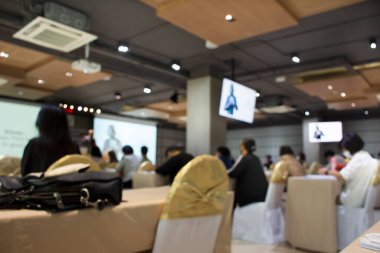 Tayland 'ın Bangkok kentindeki siyam şehrinde inşa edilen klasik modern toplantı odasında Tayland' lı kadın ve erkek girişimcilerin öğrenim ve eğitim konularındaki hareketleri bulanıklaştı.