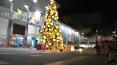 Tayland 'ın Nonthaburi şehrinde 14 Aralık 2021 tarihinde, Tayland' da, Tayland 'da, Tayland müşterileri için açık teras bahçesindeki renkli ışıklandırma ve lambalar.