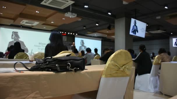 방콕의 시암시에 현대적 회의실에서 전문적 지식을 배우고 훈련시키는 사업가 남녀들의 — 비디오