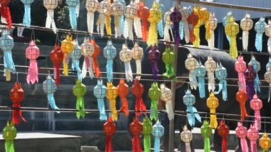 Çok renkli kağıt lamba geleneksel lanna tarzı Yee peng ya da ışık feneri tung ve bayrağı Tayland, Nonthaburi 'deki Wat Prasat tapınağında dua ederek seyahat eden insanlar için açık havada asılı.