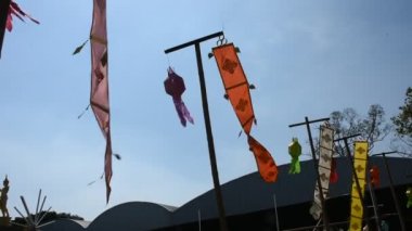 Çok renkli kağıt lamba geleneksel lanna tarzı Yee peng ya da ışık feneri tung ve bayrağı Tayland, Nonthaburi 'deki Wat Prasat tapınağında dua ederek seyahat eden insanlar için açık havada asılı.