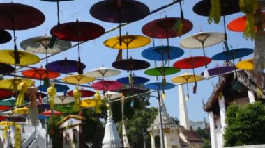 Tayland 'ın başkenti Bangkok' ta 28 Kasım 2021 'de düzenlenen Wat Prasat Nonthaburi Tapınağı etkinliğinde asılı renkli şemsiyeler.