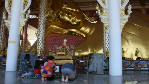 Thailändare Och Utländska Resenärer Resa Besök Respektera Och Ritual Välsignelse — Stockvideo