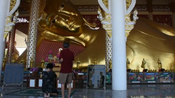 Thailändare Och Utländska Resenärer Resa Besök Respektera Och Ritual Välsignelse — Stockvideo