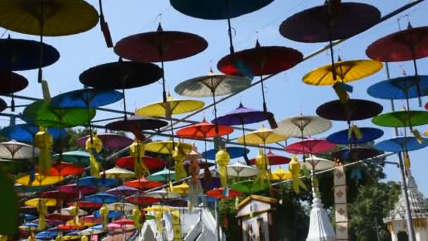 Bunte Regenschirme Hängen Veranstaltung Loy Krathong Festival Des Wat Prasat — Stockvideo