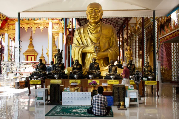 Los Tailandeses Los Viajeros Extranjeros Visitan Templo Wat Rat Prakhong — Foto de Stock