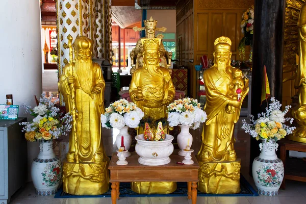 2021年11月28日 タイのノンタブリにあるワット ラット プラコン タム寺院で タイ人のための三つの星またはウルサ メジャー シリウスとフー ショー中国の神像の参興神が参拝に訪れる — ストック写真