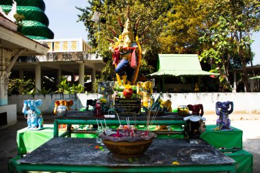 Antik Ganesha heykeli veya Ganesh figürü Tayland 'ın başkenti Bangkok' ta 28 Kasım 2021 'de Wat Daeng Thammachat Tapınağı' na dua ederek seyahat eden insanlar ve yabancı gezginler için başarı tanrısı.