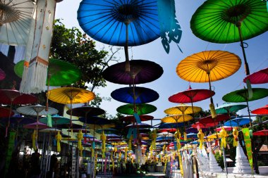 Tayland 'ın başkenti Bangkok' ta 28 Kasım 2021 'de düzenlenen Wat Prasat Nonthaburi Tapınağı etkinliğinde asılı renkli şemsiyeler.