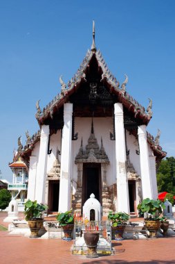 Tai halkı ve yabancı gezginler için Wat Prasat Tapınağı 'nın antik antikacılık salonları ya da ubosot kilise binası ziyaret edin ve Tayland, Nonthaburi' de Buda tanrısına dua edin.