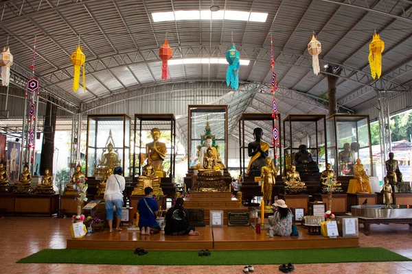 Тайцы Иностранные Путешественники Посещают Уважение Молясь Обряд Ритуального Благословения Бога — стоковое фото