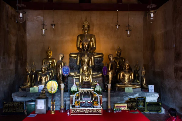 タイの人々と外国人旅行者のための仏神天使像タイのノンタブリで2021年11月28日にワット プラサート寺院塔修道院で神聖な謎で参拝を尊重します — ストック写真