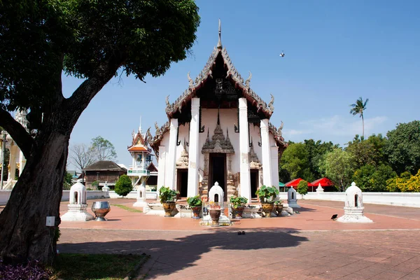 Tai Halkı Yabancı Gezginler Için Wat Prasat Tapınağı Nın Antik — Stok fotoğraf