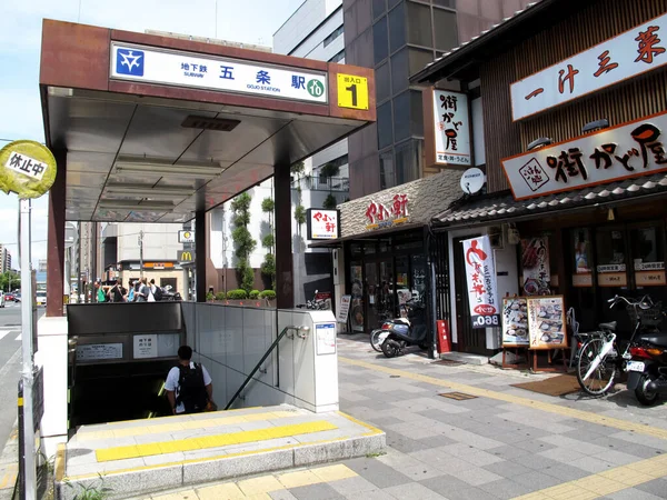 2015年7月11日在日本关西地区 日本人和乘坐火车头列车行走的外国游客乘坐地铁隧道 — 图库照片
