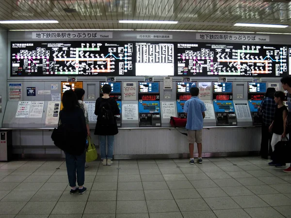 2015年7月11日 日本人と外国人旅行者は 京都市内の五条駅の自動車自動販売機から乗車券を購入するための列に並んで待っています — ストック写真